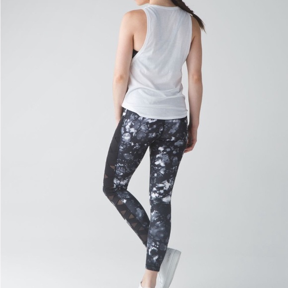 Lululemon rise and flow pant full on luxtreme - Picture 3 of 14